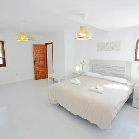 Aaron - With Stunning Views And Private Pool In Villa *