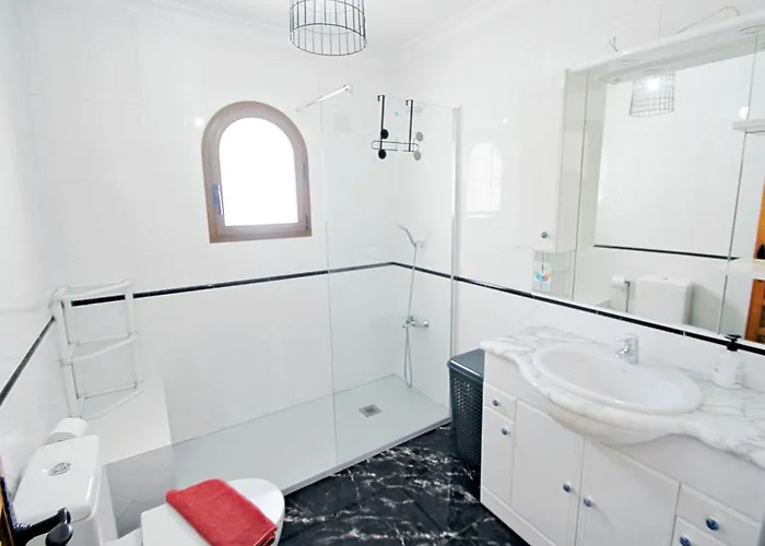 Aaron - With Stunning Views And Private Pool In Villa