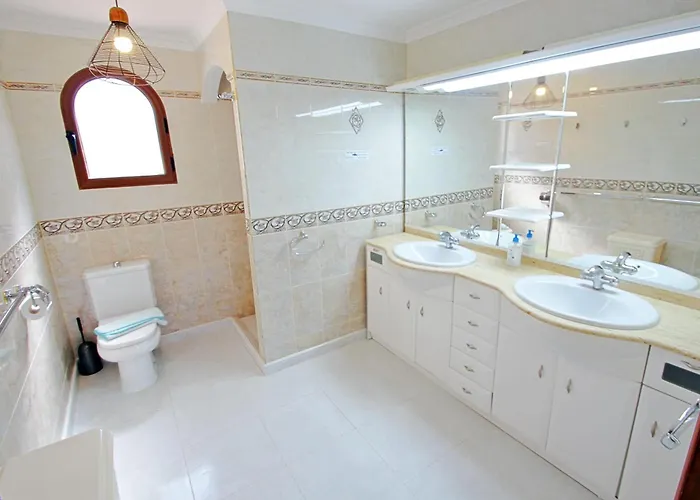 Aaron - With Stunning Views And Private Pool In