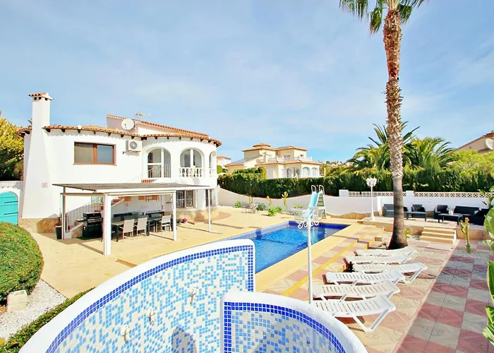 Aaron - With Stunning Views And Private Pool In فيلة *