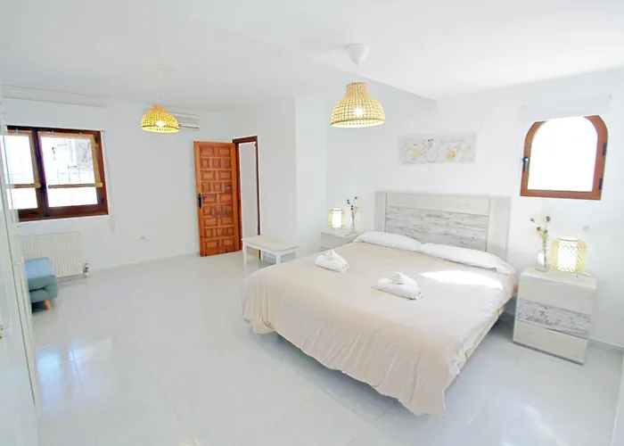 Aaron - With Stunning Views And Private Pool In Villa *